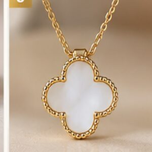 Home 05 clover pendant necklace